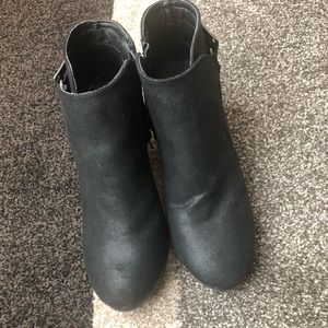 RAMPAGE black ankle booties